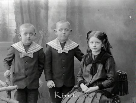 C Israelsson Tidersrum
godj
C Israelsson Tidersrum
Grupporträtt med tre barn

raja
Barn till skräddaren Carl August Israelsson och Emma Aulin Svedin, Tidersrum.
Barn; Dagny Maria Elisabet född 1908, Karl Edvin Ivar född 1910, Nils Vilhelm Einar född 1911, död 2000 i Åtvidaberg
Källa: SVAR Folkräkning 1910 
Källa: Gerd Pettersson 

Nyckelord: Israelsson Tidersrum
