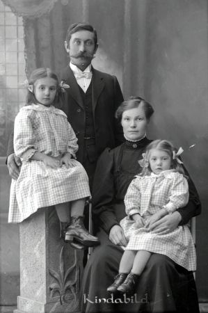 Ture Johansson Eriksholm Rimforsa
godj
Ture Johansson Eriksholm Rimforsa
Grupporträtt med en man en kvinna och två barn

raja
Brukare och ägare Ture Johansson född 1883 i Tjärstad och Hedvig M aria Karlsson född 1886 i Tjärstad.
Barn: Sonja Ragnhild Maria född 1911
Ingrid Magda Viola född 1913
Källa: Kyrkoarkiv Tjärstad 
Källa: Gerd Pettersson

Nyckelord: Johansson Eriksholm