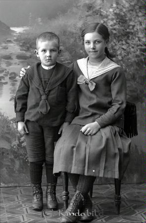 Axel Gustafsson Bjuggö Oppeby
godj
Axel Gustafsson Bjuggö Oppeby
Grupporträtt med två barn

raja
Barn till Axel och Maria Lovisa Gustavsson;
Rut född 1905 och David född 1910.
Källa: Sv gods och gårdar. 
Källa: Gerd Pettersson

Nyckelord: Gustafsson Bjuggö