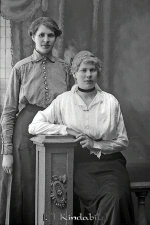 Ester Jonsson Jonsbo Horn
godj
Ester Jonsson Jonsbo Horn
Grupporträtt med två kvinnor

raja
Systrarns Ester Elisabet och Anna Ottilia Jonsson från Lången. Källa: Arne Dahlgren, Åtvidaberg. 
Källa: Sune Holgersson
Nyckelord: Jonsson Jonsbo