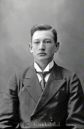 Erik Svensson Årteflod Tidersrum
godj
Erik Svensson Årteflod Tidersrum

raja
Erik Svensson blev senare landstingsman. Levde från 1898 till 1991.
Bodde i Skogstuna Tidersrum.
Källa: Svensk Dödbok 
Källa: Gerd Pettersson 

Nyckelord: Svensson Årteflod
