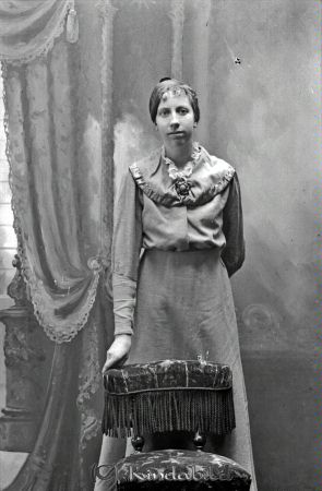 Elsa Kjellberg Väktarelund Horn
godj
Elsa Kjellberg Väktarelund Horn

raja
Elsa Sofia Källberg, född 1896 i Horn, dotter till Anders Johan Edvars Källberg född 1860 och Anna Sofia Hansson född 1855 i Västra Eneby.
Syskon till Elsa:
Anders Hugo född 1892
Johan Axel Valfrid född 1894.
Familjen bodde i Lilla Kuvehult Väktarlund.
Syskonen flyttade till Motala, enl Folkräkning 1918-1926.
1923 flyttade Elsa Källberg till Stockholm Hedvig Eleonora
1924 till Lidingö och 1925 till major Bjälke på Strandvägen som hushållerska,
Hon dog 1940 på Kungsholmen Stockholm. Hon förblev ogift,
Källa: Folkräkning 1860-1947 
Källa: Gerd Pettersson

Nyckelord: Kjellberg Väktarelund