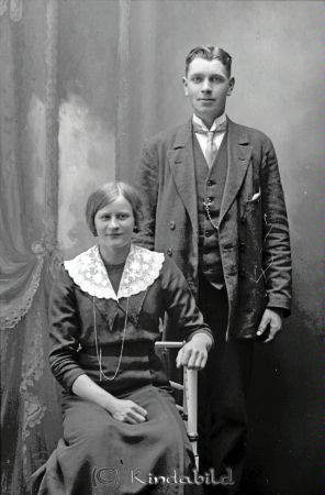 Georg Johansson Mossebo Hägerstad
godj
Georg Johansson Mossebo Hägerstad
Grupporträtt med en man och en kvinna
Nyckelord: Johansson Mossebo