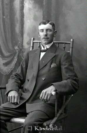 Fridolf Pettersson Leonardsberg
godj
Fridolf Pettersson Leonardsberg
gepe
aja
Fridolf Pettersson född 1887 i Horn, son till Frans Alfred Petersson född 1842 och Ida Karolina Andersdotter född 1849.
Familjen bodde i Höghult 1891-95.
Syskon:
Elin Karolina 1877
Peter Alfred Verner 1881
Karl Oskar 1884
Axel Helge Valfrid 1892
Under perioden 1906-12 var han dräng i Njölhult
Flyttade till Kisa 1915 och heter då Fransson.
Han var gift med Hilma Elsa Vilhelmina Nilsson född 1897 i Kisa
1935 flyttade de till Kisaborg och han stod skriven som vägarbetare.
1960 bodde de i Eriksborg.
Han blev änkoman 1979 och han själv gick bort 1991 och då bodde han på Värgårdsplan 2 i Kisa.
En mycket fin och trevlig man.
Källa: Studiegruppen hembygdsgården och Folkräkning 1860-1947. 1960 och Sv dödbok. 
Nyckelord: Pettersson Leonardsberg