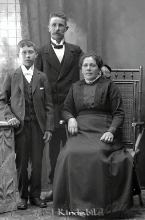 Ferd  Augustunsson Brokullen
godj
Ferd  Augustunsson Brokullen
Grupporträtt med en man en kvinna och ett barn

raja
August Ludvig Ferdinand Augustinsson född 1875 i Tryserum, död 1962 i Horn. Hustrrun Hilda Vilhelmina född Dahlberg 1875 i Tryserum, död 1962 i Horn. Sonen August Erik Valfrid född 1903 i Horn och död 1953 i Hemgården, Flarka 5:2 Horn.
Källa. Sv dödbok. 
Källa: Gerd Pettersson


Nyckelord: Augustunsson Brokullen