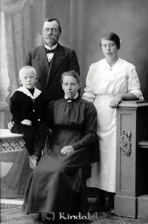 Karl Nilsson Knoppetorp
godj
Karl Nilsson Knoppetorp
Grupporträtt med en man två kvinnor och ett barn

raja
Karl och Amalia Nilsson med barnen Nanny och Karl-Erik.
Karl-Erik född 1913 i Kisa gift 1940 med Rut född 1911 i Horn.Barn; Marita och Karl-Inge. Död 1981 i Knoppetorp.
Källa: Sv Bebyggelse. 
Källa: Gerd Pettersson

Nyckelord: Nilsson Knoppetorp