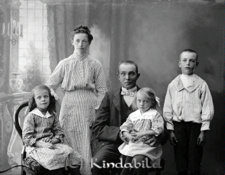 Karl Johansson Maderna Ulrika
godj
Karl Johansson Maderna Ulrika
Grupporträtt med en man en kvinna och tre barn

raja
Karl Johan Emil Johansson född 1876 i Kisa gift 1907 med Hilma Sofia Johansson född Klang 1879 i Fröåsa Kisa.
Barn: Karl Konrad född 1906, Anna Ottilia född 1910 och Signe Matilda född 1912.
Familjen bodde i Maderna Amundebo 1916-20.
Källa: Familjer och Gårdar i Ulrika 
Källa: Gerd Pettersson

Nyckelord: Johansson Maderna