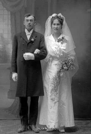 Ernst Johansson Kisa
godj
Ernst Johansson Kisa
Porträtt med brudpar

raja
Ernst Oskar Johansson "Slaktar-Ernst/Bagar-Ernst" född 1880-03-27
Bosatt i Ekäng Kulla och 
Anna Katarina Svensson, bagerska, född 1889-11-25 från Ekäng.
Vigda 1917 -06-24 av Manneberg.
Källa: Vigselbok Kisa 
Källa: Gerd Pettersson 

Nyckelord: Ernst Johansson