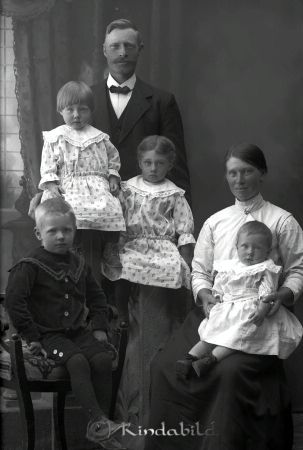 Ernst Gustafsson Bringstorp
godj
Ernst Gustafsson Bringstorp
Grupporträtt med en man en kvinna och fyra barn

raja
Elin och Ernst Gustavsson med barnen Rickard, Astrid, Lilly, och Alice. Familjen utökades med fyra döttrar till; Karin,Gunni, Bojan och Siri. Familjen bodde i Bringstorp 1912-1925, sedan flyttade de till Bygget och sedan slutligen till Gatkullen i Slätmon. Rickard var min morfar. 
Källa: Ann-Sofie Olovsson

raja
flytten från Bringstorp skedde 1937 till Krogsfall, därefter till Bygget. Rickard var min far. Det blev 25 år i Bringstorp, 
Källa: karlastrid

Nyckelord: Gustafsson Bringstorp