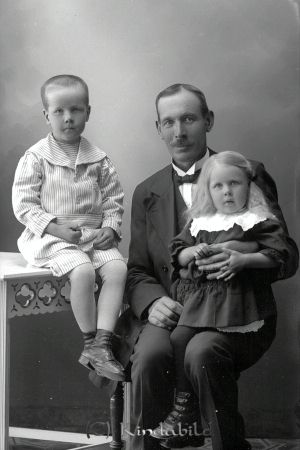 Classon Tjustad  V Eneby
godj
Classon Tjustad  V Eneby
Grupporträtt med en man och två barn

raja
Nils Johan Klasson född 1871 i Västra Eneby. ägare Tjustad Mellangård 1/2 mtl gift 1907 med Matilda Elisabet Samuelson född 1877 i Västra Eneby död 1915-01-22.
Barn:
Anders Evert född 1912
Elsa Elisabet född 1914-06-28
Källa: Församlingsbok Västra Eneby 
Källa: Gerd Pettersson 

Nyckelord: Classon Tjustad