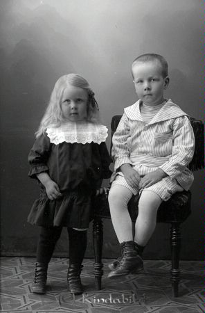 Classon Tjustad  V Eneby
godj
Classon Tjustad  V Eneby
Grupporträtt med två barn

raja
Elsa Elisabet född 1912 och Anders Evert född 1912 barn till Nils Johan Klasson och Matilda Elisabet Samuelsson.
Källa: Församlingsbok Västra Eneby 
Källa: Gerd Pettersson 

Nyckelord: Classon Tjustad