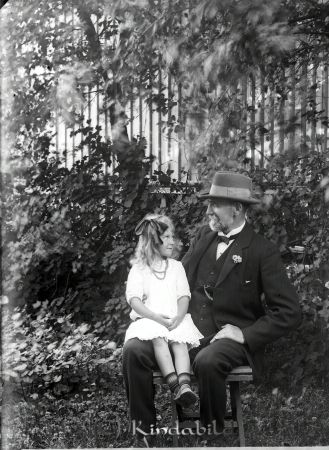  Manneberg  Kisa
godj
Kyrkoherden i Kisa -V Eneby 1915 - 1930, Karl Johan Manneberg 
 Grupporträtt med Manneberg och ett barn   


 

Nyckelord: Manneberg Kisa