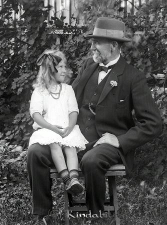  Manneberg  Kisa
godj
Kyrkoherden i Kisa-V Eneby  1915 - 1930, Carl Johan Manneberg 
Bodde från 1914 till 1925 i V Eneby prästgård, flyttade sedan till prästgården i Kisa, Kullaberg.
Grupporträtt med Manneberg och ett barn 
Nyckelord: Manneberg Kisa