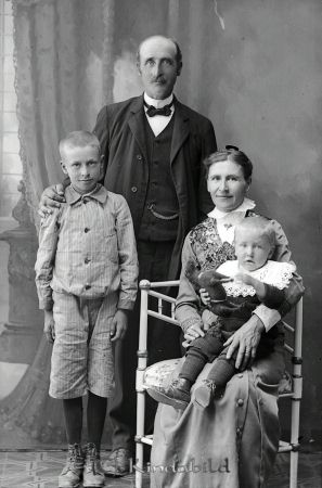 Konrad Johansson Fullmestad Hägerstad
godj
Konrad Johansson Fullmestad Hägerstad
Grupporträtt med en man en kvinna och två barn

raja
Hemmansägare Konrad Johansson född 1871 i Hycklinge med hustrun Hilda Charlotta Svensdotter född 1881 i S:t Lars Linköping med barnen Johan Helge Algot född 1906 och Holger Konrad Wallentin född 1915 båda i Hägerstad.
Källa: Församlingsbok Hägerstad. 
Källa: Gerd Pettersson

Nyckelord: Johansson Fullmestad