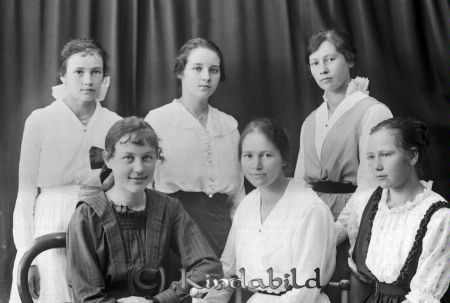 Samuelsson Killingevid
godj
Samuelsson Killingevid
Grupporträtt med sex kvinnor

raja
Systrar Samuelsson, döttrar till Gustaf Samuelsson och Hilda Cahrlotta Andertsson, Killingevid �?vergård.
Källa: Sv gods och gårdar. 
Källa: Gerd Pettersson


Nyckelord: Samuelsson Killingevid