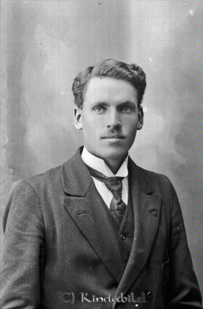 Knut Johansson Hagla Björkfors
godj
Knut Johansson Hagla Björkfors

raja
Knut Teodor Johansson född 1895 i Oppeby, son till hemmansägare Nils Johan Gottfrid Johansson född 1865 i Oppeby och Karolina Sofia Andersdotter född 1868 i Västra Eneby.
Källa: Kyrkoarkiv Oppeby. 
Källa: Gerd Pettersson 

Nyckelord: Johansson Hagla