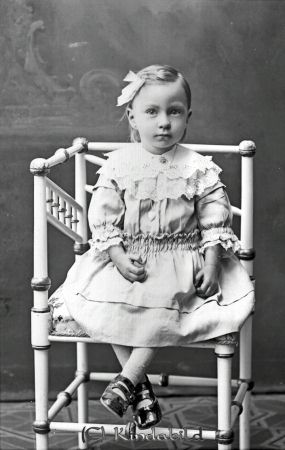 Oskar Olsson Brunebo Horn
godj
Oskar Olsson Brunebo Horn

raja
Karin Signhild Maria född 1914 i Horn dotter till Karl Oskar Olsson född 1880 i Kisa och hans hustru Emmy Maria Lovisa Löf född 1877 i Hycklinge.
Källa: Arkiv Digital 
Nyckelord: Olsson Brunebo