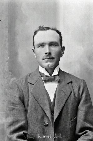 Axel Johansson Kjettestorp
godj
Axel Johansson Kjettestorp

raja
Axel Herman Johansson "Axel i Sör" född 1885 i Kisa. Ogift, hade hushållerska. Han dog 1968.
 Källa: Studiegruppen hembygdsgården 
Nyckelord: Johansson Kjettestorp