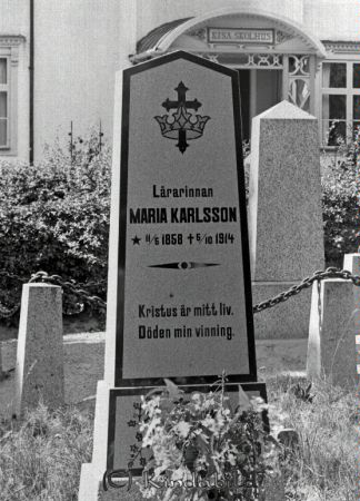 J P Johansson Götterstad Millesvik
godj
J P Johansson Götterstad Millesvik
Gravsten med texten Lärarinnan Maria Karlsson ( 1858 - 1914)
i Värmland söder om Säffle 

raja
Lärarinnan Maria Karlsson född 1858 i Kisa och död 1814 i Ennesbo Kisa.
Källa: Sv Dödbok 
Källa: Gerd Pettersson

Nyckelord: Johansson Götterstad