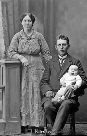 Sigfrid Göransson Drättinge Hägerstad
godj
Sigfrid Göransson Drättinge Hägerstad
Grupporträtt med en man en kvinna och ett barn

raja
Göran Sigfrid Göransson med hustru och barnet Karl Arvid Sigfrid född 1917 i Hägerstad. 
Källa: Gerd Pettersson 

Nyckelord: Göransson Drättinge