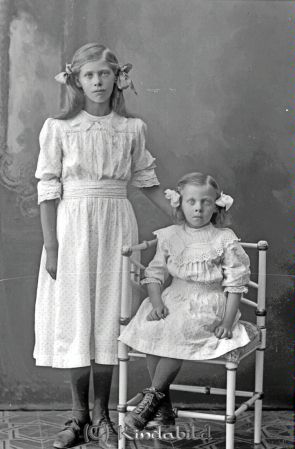 Carl Svensson Bränna Horn
godj
Carl Svensson Bränna Horn
Grupporträtt med två barn

raja
Valborg och Svea Svensson.(Gustafsson) 
Källa: Ann-Sofie Olovsson
Nyckelord: Svensson Bränna