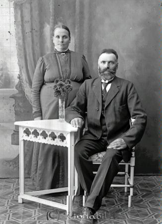 Gottfr  Johansson Hagla Björkfors
godj
Gottfr  Johansson Hagla Björkfors
Grupporträtt med en man och en kvinna

raja
Gottfrid och hans hustru Karolina Andersdotter.
Barn; Robert och Karl Axel Fridolf.
Källa: Sv gods och gårdar. 
Källa: Gerd Pettersson


Nyckelord: Johansson Hagla