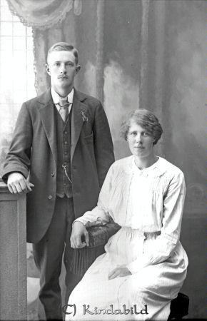 Artur Humör Måla  N Vi
godj
Artur Humör Måla  N Vi
Grupporträtt med en man och en kvinna
Artur född 1896 i Asby , gift 1918 med Hilda Maria född 1896 i Tidersrum. Artur död 1974 Floragatan 3 Kisa
Nyckelord: Humör Måla