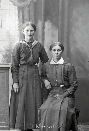 Gerda Sjöstrand Lindhylta
godj
Gerda Sjöstrand Lindhylta
Grupporträtt med två kvinnor

raja
Från vänster Elisabet Charlotta född 1901 och Gerd Maria född 1897. Systrar och barn till Johan Erik Sjöstrand .
Källa: SVAR 
Källa: Gerd Pettersson

Nyckelord: Sjöstrand Lindhylta