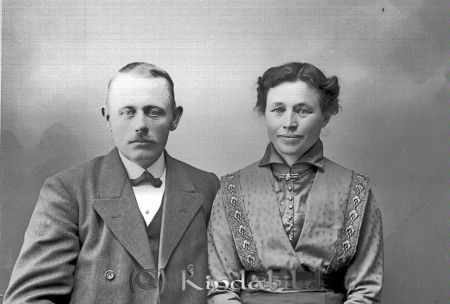 Oskar Samuelsson Kållstorp Tidersrum
godj
Oskar Samuelsson Kållstorp Tidersrum
Grupporträtt med en man och en kvinna

raja
Oskar Samuelsson född 1873 med hustru Helga Maria Eriksson född 1876. Arrendator i Kålstorp, Tidersrum. Källa: SVAR.
anm. Farfars far och mor till Magnus Samuelsson (världens starkaste). 
Källa: Gerd Pettersson

Nyckelord: Samuelsson Kållstorp