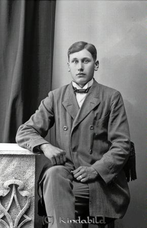 Robert Johansson Kottebo Ulrika
godj
Robert Johansson Kottebo Ulrika

raja
Erik Robert Johansson född 1897 i Kisa, son till lantbrukare Karl Johan Hjalmar Johansson i Kottebo och hans hustru Hilda Sofia Svensdotter. Robert var skriven som handelsbiträde i
husförhörslängd 1916-24. 
Källa: Gerd Pettersson

Nyckelord: Johansson Kottebo