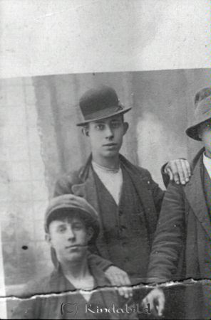 Axel Malm Örneström Kisa
godj
Axel Malm Örneström  Kisa
Grupporträtt med tvä män
Del av ett större gruppfoto med nr 6686 från år 1914
Nyckelord: Axel Malm