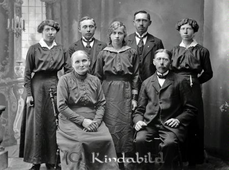 J L Karlsson Ekeknoga Tidersrum
Johan Leonard Karlsson född 1858 i Norra Vi 
Hustru Matilda Pettersdotter född 1861 i Malexander

Barn:
Karl Johan Johansson född 1888 i Tidersrum, död 1970 i Ekeknoga ogift
Signe Maria Ottilia född 1889 i Tidersrum, död 1981 i Österbymo, gift Gustavsson.
Hildur Sofia född 1892 i Tidersrum, död 1981 i Svinhult gift Hammarström
Oskar Aldor född 1896 i Tidersrum, död 1981 i Ekeknoga, ogift
Turida Anna Matilda född 1902 i Tidesrum, död 1993 I Kisa, gift Svensson.
Källa: Kyrkoarkiv Tidersrum 
Nyckelord: Karlsson Ekeknoga Tidersrum