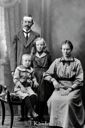 Leander Andersson Froghult
godj
Leander Andersson Froghult
Grupporträtt med en man en kvinna och två barn

raja
Leander Andersson arrendator Froghults Västergård gift 1905 med Anna Sofia Larsson född 1881 i Kisa.
Barn
Elsa Maria född 1908 i Tjärstad
Anders Göte född 1913 i Froghult och död 1925.
Källa: Svar Kyrkoarkiv Kisa 
Källa: Gerd Pettersson 

Nyckelord: Andersson Froghult