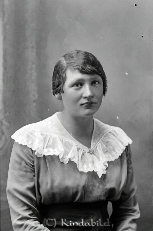 Eda Andersson Froghult
godj
Eda Andersson Froghult

raja
Eda gift m. Edvin Andersson. Sonen Arne, g.m. Gerd övertog gården. De fick tre söner; Per-Arne, Ulf och Björn. 
Källa: Katarina Saint Cyr
Nyckelord: Andersson Froghult