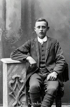 Gunnar Jonsson Tjustad Slätmon
godj
Gunnar Jonsson Tjustad Slätmon

raja
Axel Gunnar Jonsson född 1900 i Hägerstad. Han var dräng i Tjustad Södergård 1917-1918.
Källa: Kyrkoarkiv Västra Eneby 
Källa: Gerd Pettersson

Nyckelord: Jonsson Tjustad