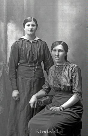 Annie Jakobsson Skördefall
godj
Annie Jakobsson Skördefall
Grupporträtt med två kvinnor

raja
Annie var dotter till Erik Gustav Jakobsson född 1848 i Malexander och Kristina Lovisa Svensson född 1851 i Kisa.
Källa: Kyrkoarkiv Kisa 1913-29 
Källa: Gerd Pettersson

Nyckelord: Jakobsson Skördefall