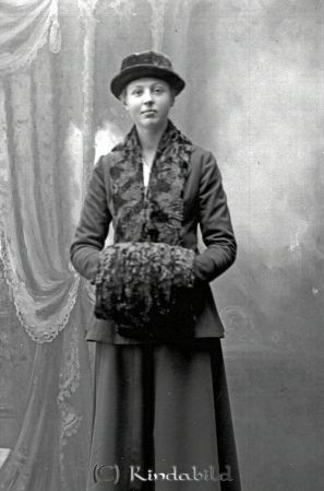 Märta Markusson Bjerkefall Verfveln
godj
Märta Markusson Bjerkefall Verfveln
Lantbr. Teodor M. hade barnen Carl, Märta, Georg, Erland, Sigurd, Gustaf, Vera. 

Nyckelord: Markusson Bjerkefall