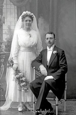 Carl Johansson Stadsvägen 10 Örebro
godj
Carl Johansson Stadsvägen 10 Örebro
Porträtt med brudpar

raja
Brudparet Carl och Lisa Johansson 1918.Bruden är dotter till skomakare Jonas Andersson,sedermera Ahrberg. 
Källa: margareta
Nyckelord: Carl Johansson