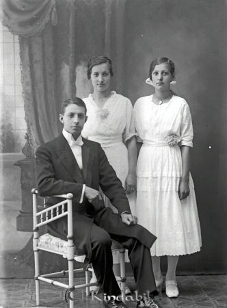 Helge Andersson Kisa
godj
Helge Andersson Kisa
Grupporträtt med en man och två kvinnor

raja
Helge Maja och Greta Andersson(Ahrberg) Lövingsborg Kisa 1918. 
Källa: margareta
Nyckelord: Helge Andersson