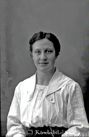Agnes Karlsson Slycke
godj
Agnes Karlsson Slycke

raja
Agnes Augusta Karlsson född 1900, dotter till hemmansägare Karl Gustav Karlsson och Märta Karolina Andersdotter från Slycke. 
Källa: Gerd Pettersson 

raja
Systern Gerda var född 1894 och var gift med Arvid Larsson.
De kom att bosätta sig i Slycke Kisa.
Agnes gift 1944 med arrendatorn i Torp Gustaf Edvin Schörling född 1896 i Västra Eneby.
Hon blev änka 1964 och bosatte sig i Ottesand, död 1974.
Källa: Folkräkning 1860-1947, 1950 och Sv Dödbok. 
Källa: Gerd Pettersson

Nyckelord: Karlsson Slycke
