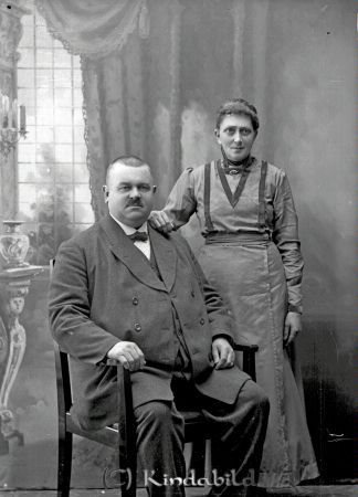 M Granat Södra Vi
godj
M Granat Södra Vi
Grupporträtt med en man och en kvinna

raja
Melker Granat, f i Askeby 1870, d i Södra Vi 1930. Son till Per Gustaf Granat. Poststationsföreståndare i S�?dra VI. Bredvid troligen hans hustru Hulda Andersson, f i Gistad 1869, d i Södra Vi 1950. 
Källa: MatsL

Nyckelord: Granat Södra Vi