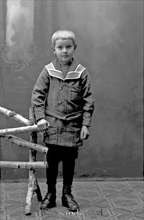 Wibom Kisa
godj
Wibom Kisa

raja
Anders Gunnar Wibom född 1910 i Västra Eneby.
Son till arr Karl August Wibom född 1866 och Lovisa Amalia Svensson född 1864 i Horn.
De bodde i Tjuk Västra Eneby.
Källa: Kyrkoarkiv Västra Eneby. 
Källa: Gerd Pettersson 

Nyckelord: Wibom Kisa