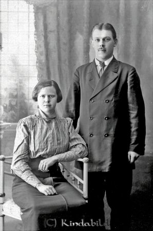 Anna Karlsson Jordeke Fyllingsbo  V Eneby
godj
Anna Karlsson Jordeke Fyllingsbo  V Eneby
Grupporträtt med en man och en kvinna
Nyckelord: Karlsson Jordeke