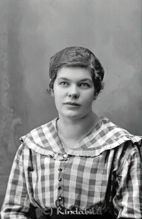 Ruth Nygren Kisa
godj
Ruth Nygren Kisa

raja
Ruth Valborg Nygren född 1898 i Horn, dotter till han Gottfrid Nilsson-Nygren och Karolina Emerentia född Nilsson 1859 i Kisa. Tvillingsystern hette Siri Evelina. Familjen bodde i Flarka mellangård.
Ruth gift med Paul Herman Valentin Lind född 1900 i Kisa.
Barn: Bernt Gösta Valentin född 1922 i Kisa och Bernt Inge Paul född 1931 i Kisa.
Familjen flyttade till Vimmerby.
Källa: Folkräkning 1860-1947 
Källa: Gerd Pettersson

Nyckelord: Ruth Nygren