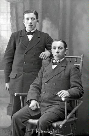 Edvin Sjöling Torp Slätmon
godj
Edvin Sjöling Torp Slätmon
Grupporträtt med två män

raja
Gustaf Edvin Schörling född 1896 i Västra Eneby och troligtvis hans bror Johan Albin född 1898. Den senare insjuknade under militärtjänsten och avled 31 okt 1918.
Källa: SVAR 
Källa: Gerd Pettersson 

Nyckelord: Sjöling Torp