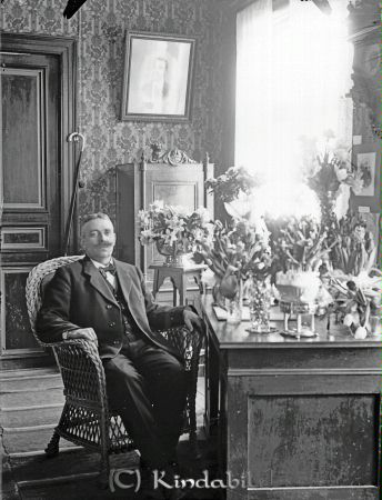 G Sandström Kisa
godj
Gustaf Sandström Kisa
Porträtt-man Interiör.  Fabrikör på Kisa Garveri  G W Sandström sitter vid bord med blommor och presenter på sin 50-årsdag  den 12 mars 1918. 1868 - 1946
Nyckelord: Sandström Kisa