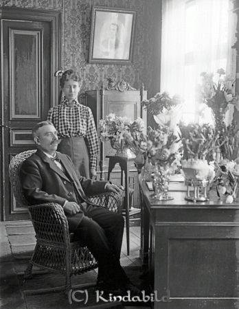 G Sandström Kisa
godj
G Sandström Kisa
Grupporträtt med en man och en kvinna vid presentbord på 50-årsdagen 12/3-1918
Fabrikör G W Sandström Kisa Garveri och hustrun Ida
Nyckelord: Sandström Kisa