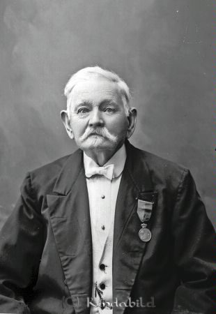 A Gyllenhammar Kisa
godj
A Gyllenhammar Kisa
Fanjunkare  Lantmätare

raja
Alfred Gyllenhammar född 1828 i Malexander. Han bodde i Fridhem
Råstorp. 
Han kom från Linköping 1913 då han hade blivit änkeman.
Med sig hade ha en son Alfred Gustaf Hjalmar som var född 1864 i Kisa.
Fadern död 1919 i Kisa. Sonen kommer då till ett sjukhem i Linköping.
Källa: Kyrkoarkiv Kisa
Källa: Sv dödbok 
Källa: Gerd Pettersson


Nyckelord: Gyllenhammar Kisa