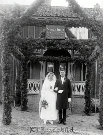 Hugo Andersson Kjettestorp
godj
Hugo Andersson Kjettestorp
Porträtt med brudpar under äreport med tavla "Signe och Hugo"

raja
Hugo Andersson o Signe Karlsson 15 maj 1918 bröllopsfesten hölls i Killingevid, Sörgården.
De bosatte sig i Kjettestorp flyttade efter några år till Killingevid, Sörgården. De fick två döttrar Ebba o Dagmar. Hugo o Signe är min mormor o morfar. 
Källa: Ingrid Samefors

Nyckelord: Andersson Kjettestorp