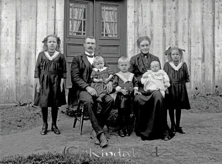 Anders Patriksson Lindsborg Tidersrum
godj
Anders Patriksson Lindsborg Tidersrum
Grupporträtt med en man en kvinna och fem barn framför huset

raja
Hustrun Arvida, samt barnen Edit, Ellen, Carl, Elisabet och Henrik ( den sistnämnde född 1918).
Källa: Sv Bebyggelse. 
Källa: Gerd Pettersson

Nyckelord: Patriksson Lindsborg